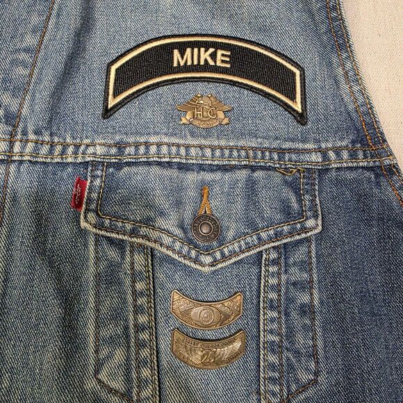 Vintage Levis 70507 Trucker Cutoff Vest Jacket Mens 2XL Biker Patches And Pins - Picture 8 of 12